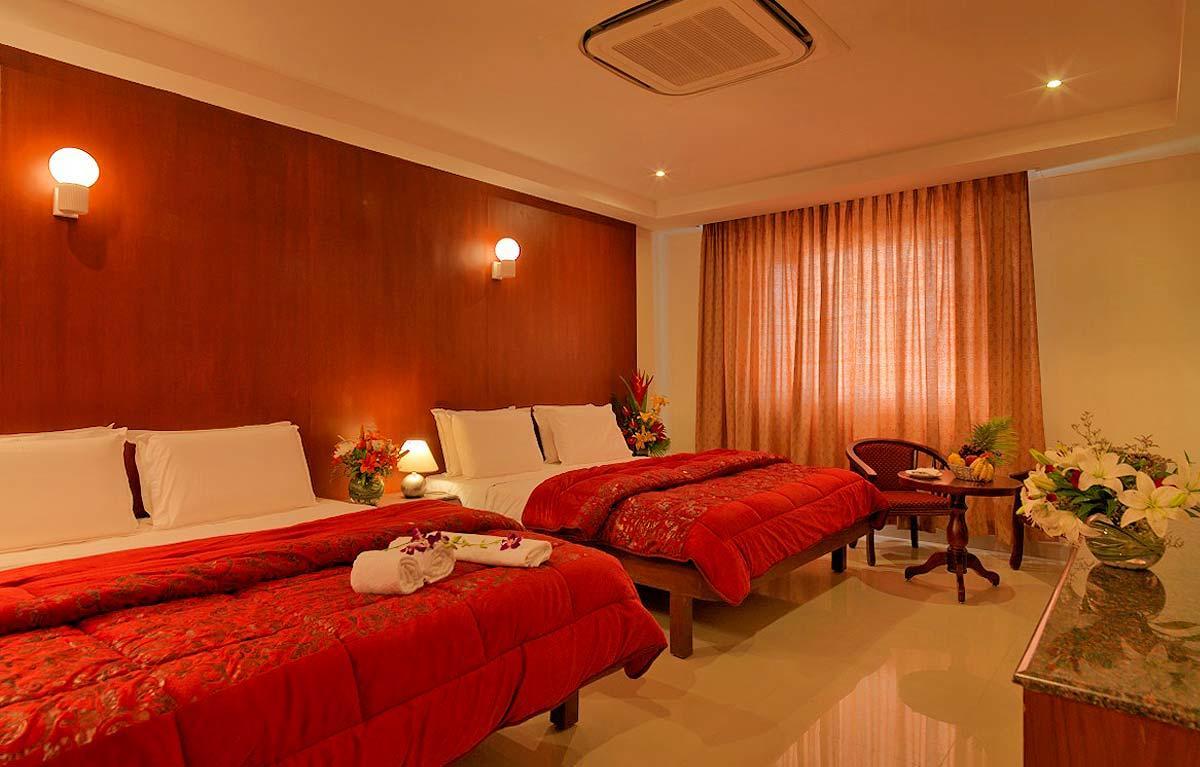 Dhanunjayas Luxury Hotel Hosūr Exterior foto