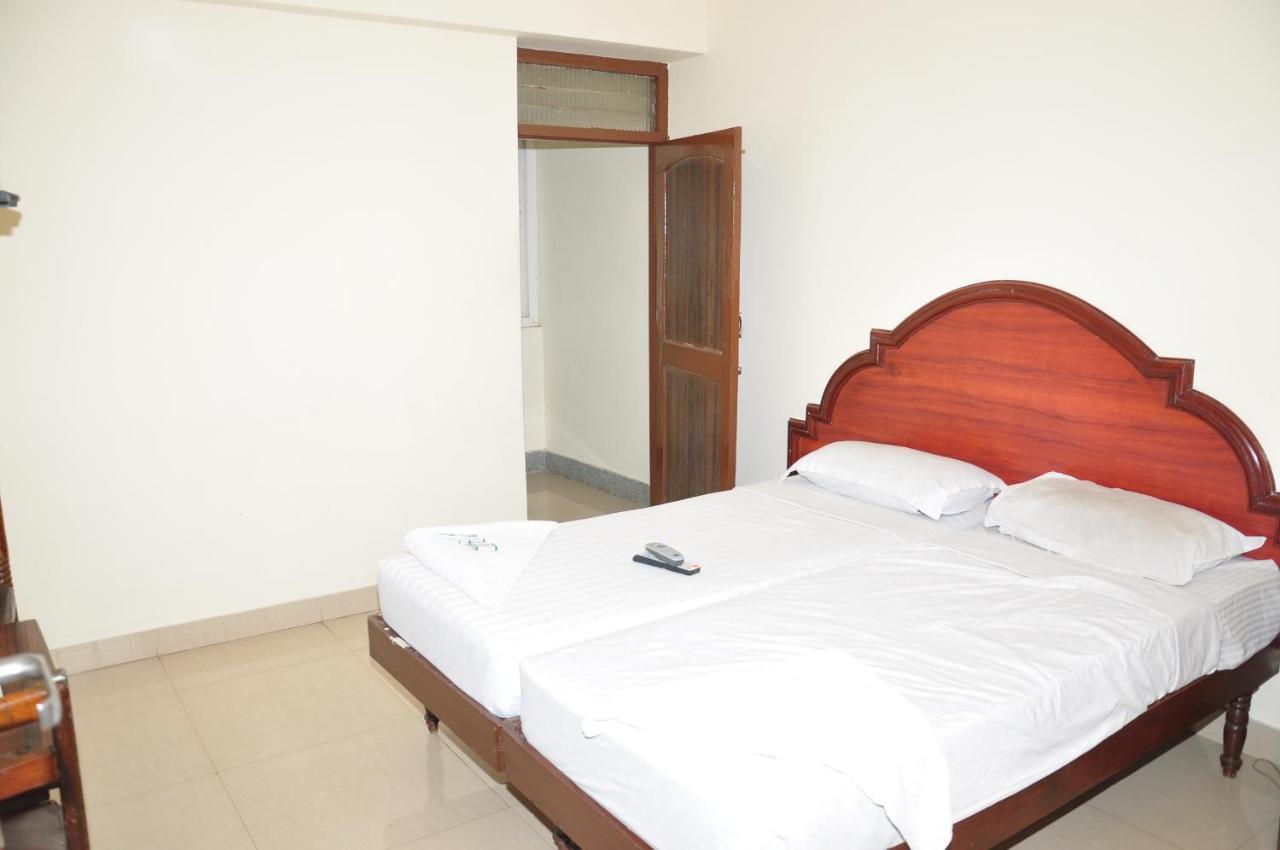 Dhanunjayas Luxury Hotel Hosūr Exterior foto